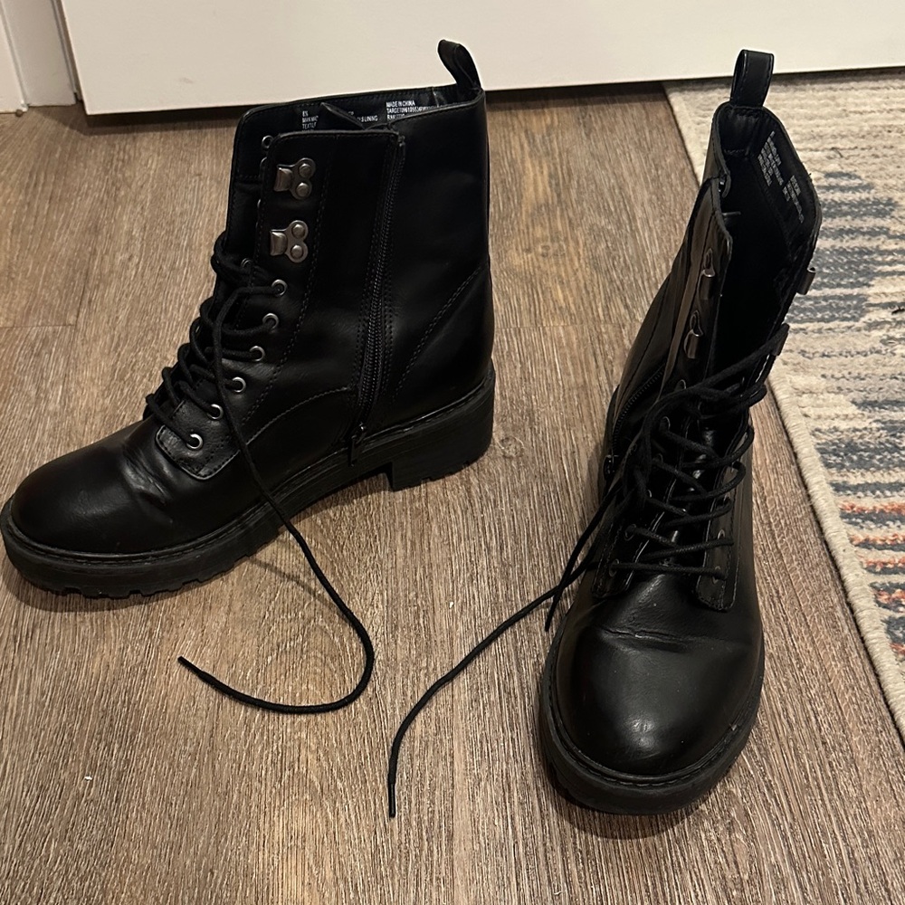 Universal Thread Black Combat Boots